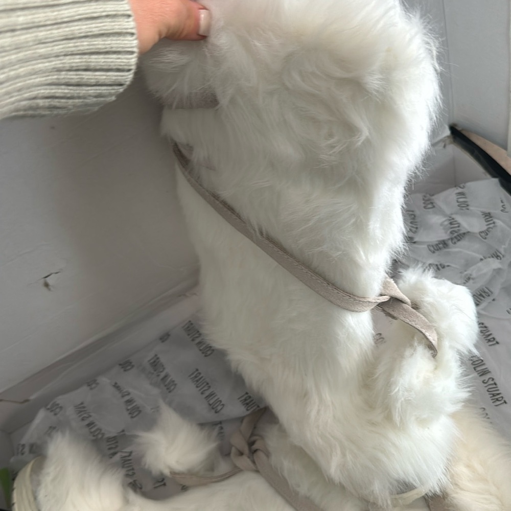 Size 6 White fluffy winter styles boots